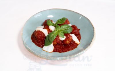 Albóndigas de cerdo con tomate, harissa y salsa de yogur