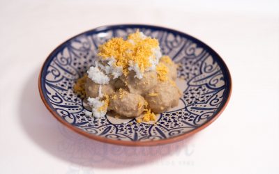 Albóndigas de pollo en salsa de almendras y huevo cocido