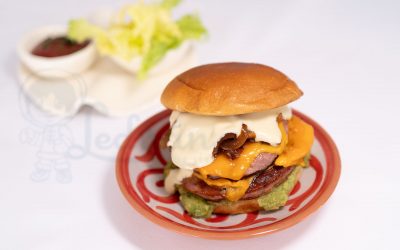 Burger doble con queso, guacamole y cebolla caramelizada