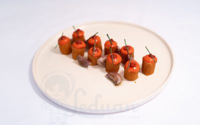 Flamenquin de York con salsa de piquillo, tomate y ajos en camisa