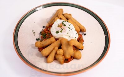 Lagrimitas de pollo con pisto y huevo frito